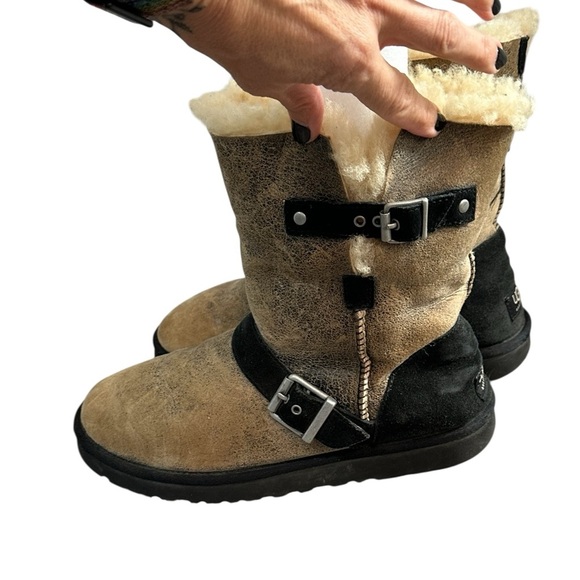 UGG CLASSIC SHORT DYLAN BOOTS SHEEPSKIN Shearling Boot Women SIZE 9 - Picture 3 of 6